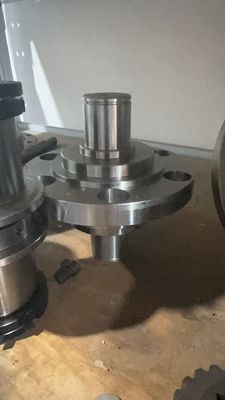 P8820DL Asfalt Paver części zamiennych spiralny przenośnik pośredni wał rotacyjny separator pośredni wał VOE12766358